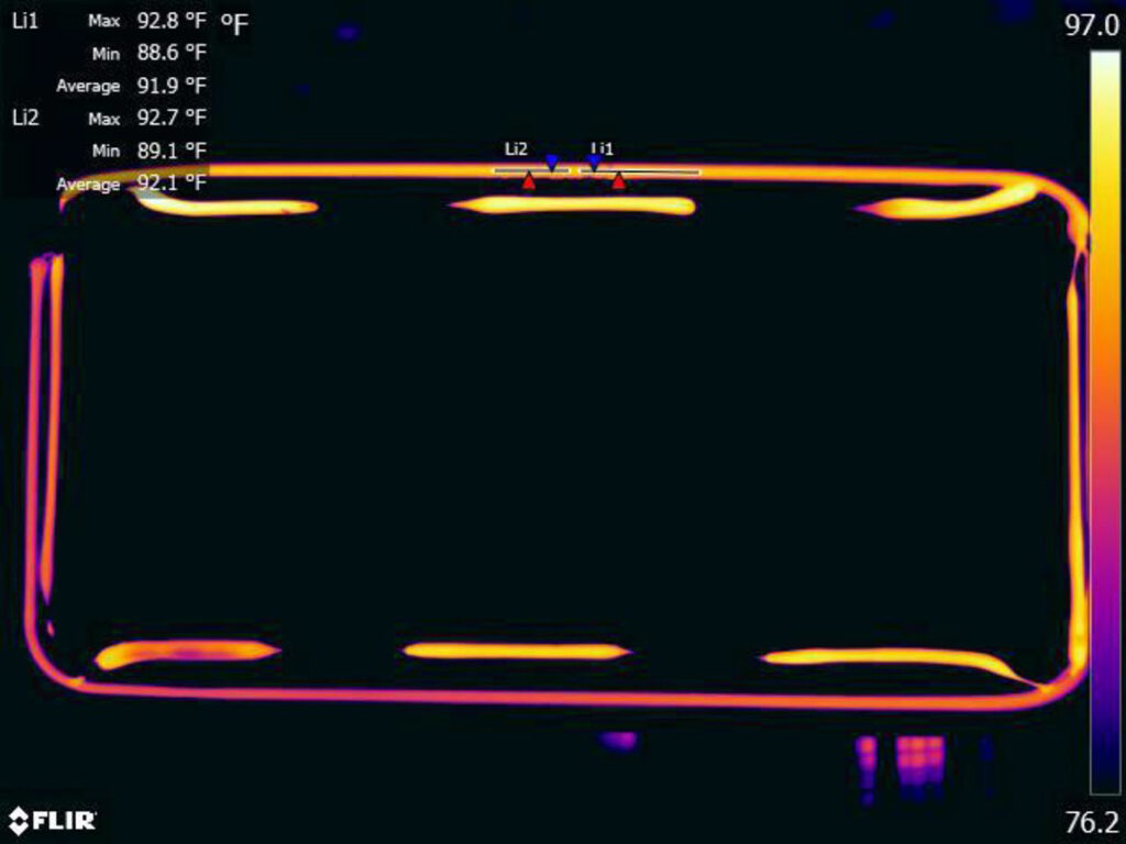 Thermografieaufnahme einer Kleberaupe zur Prüfung von Dichtmasse am Panoramadach
