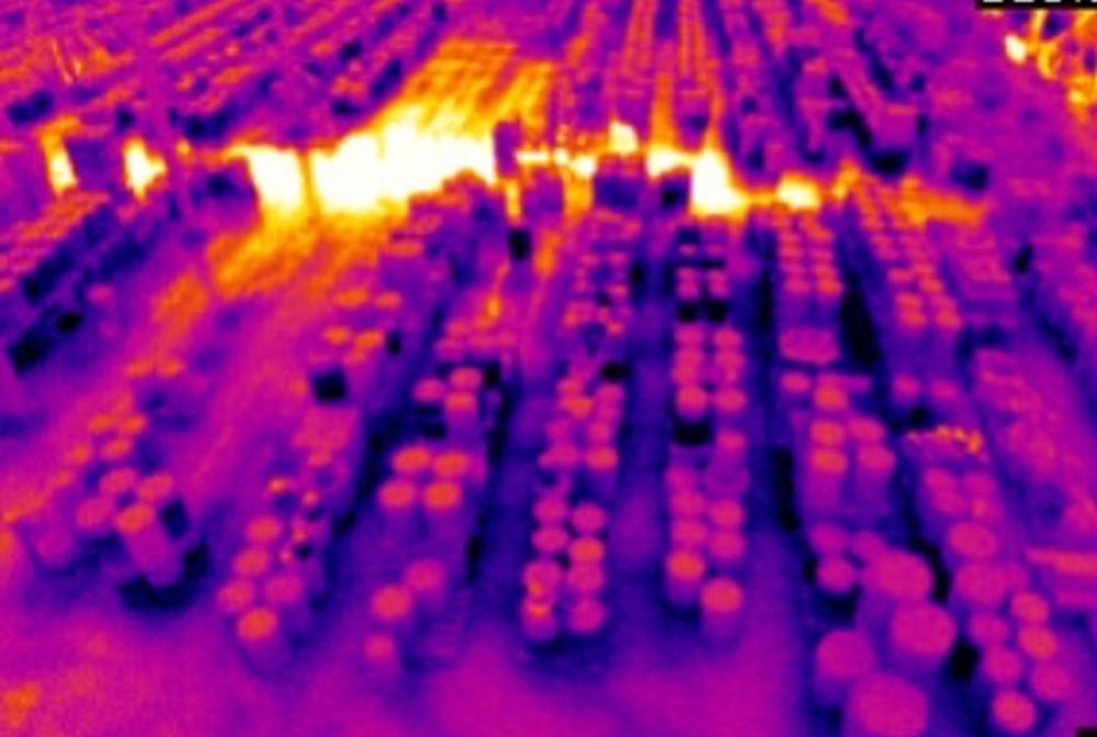 Thermografieaufnahme einer Lagerhalle zur Erkennung auffälliger Wärmeentwicklung