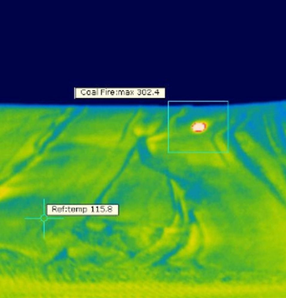 Wärmebild eines Hotspots in einer Kohlehalde mit Temperaturmessung
