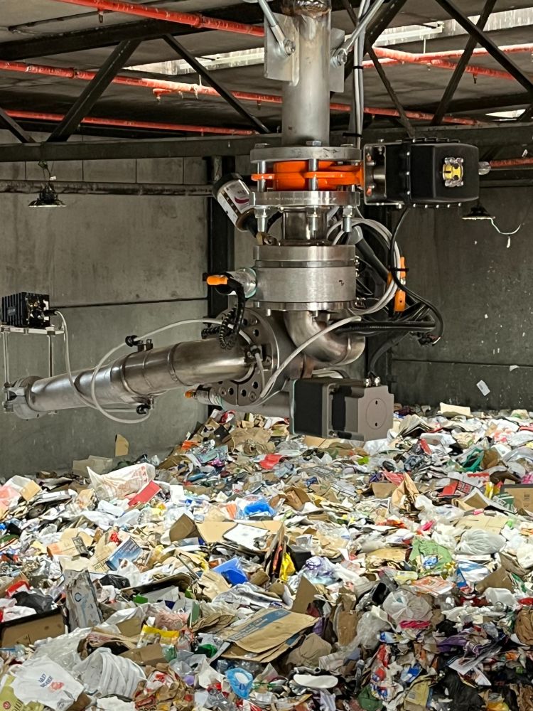 Automatisches Brandfrüherkennungs- und Reaktionssystem über Recyclingmaterial