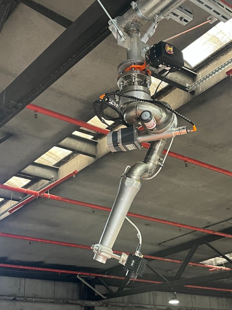 Automatisierte industrielle Reaktionseinheit an der Hallendecke