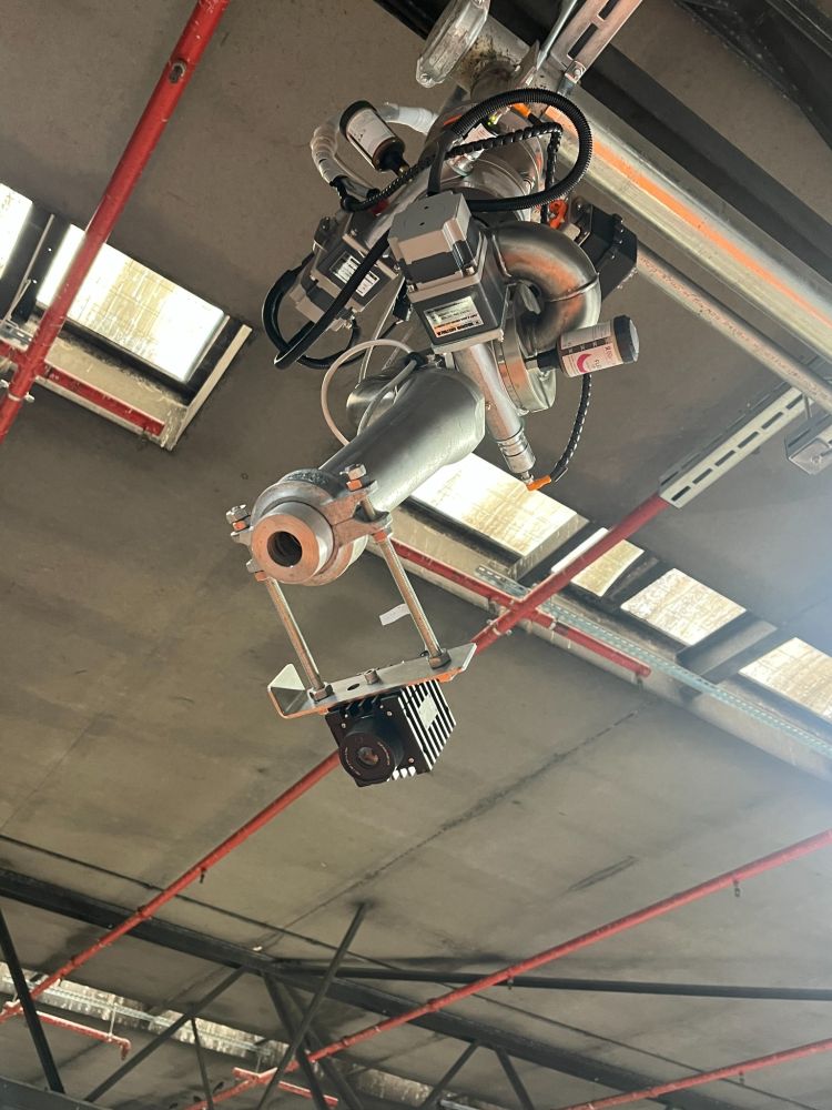 Kamera und Löschdüse eines industriellen Brandfrüherkennungssystems
