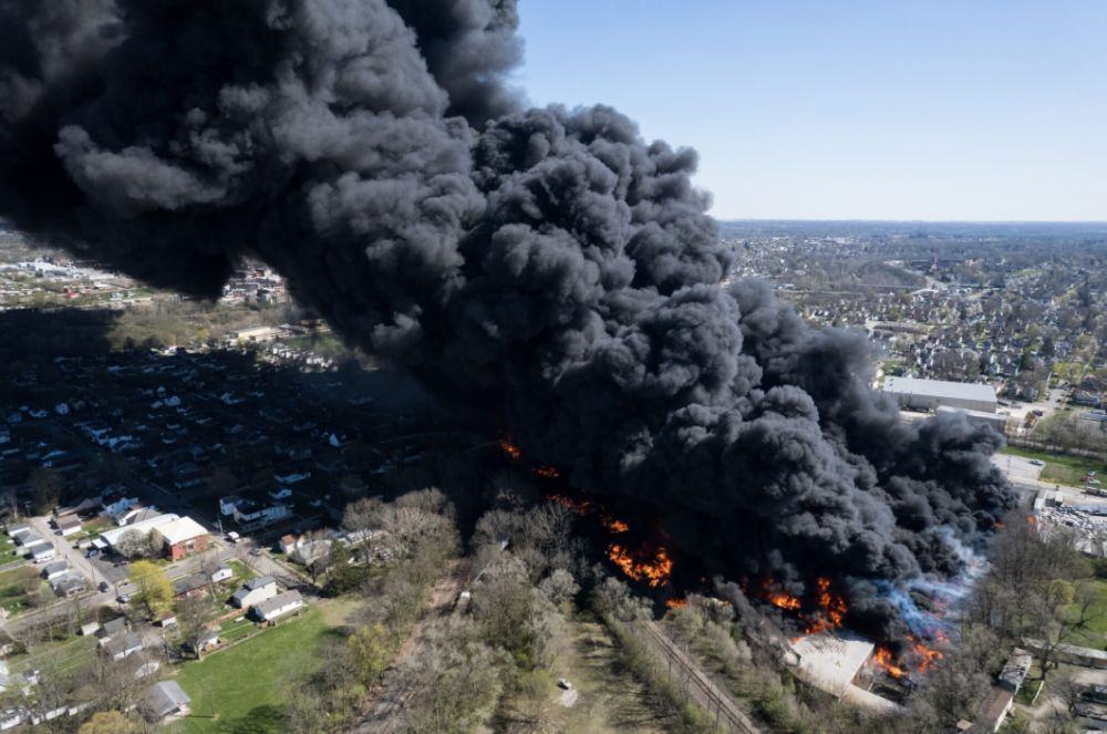 Großbrand mit starker Rauchentwicklung in einer Recyclinganlage