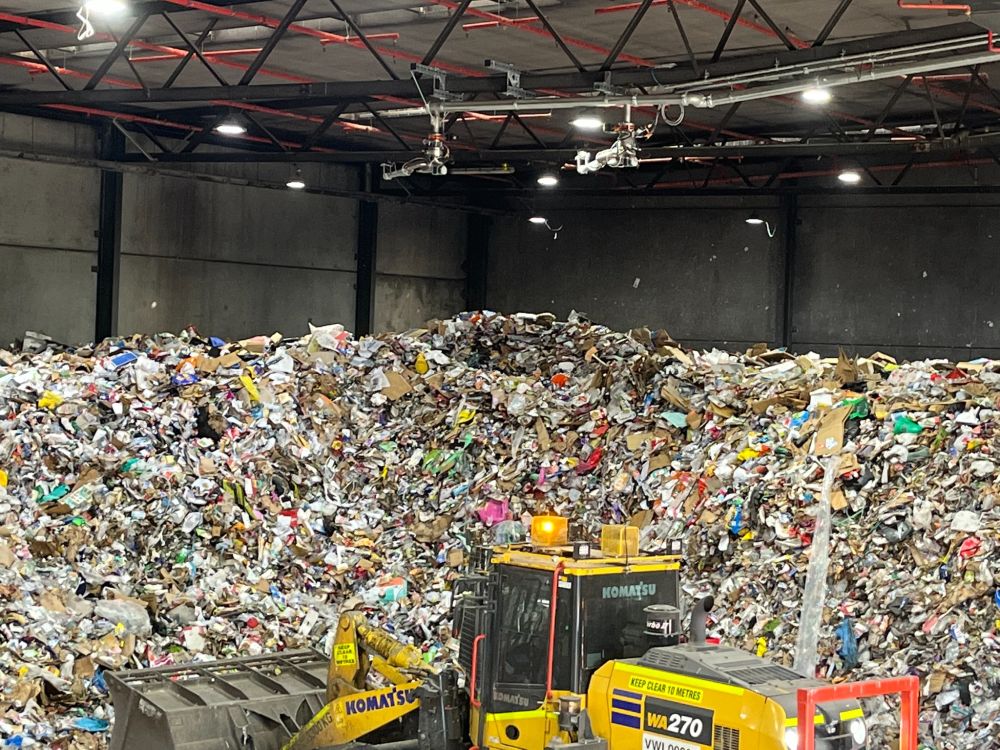 Recyclinghalle mit Materiallager und stationärer thermischer Brandüberwachung