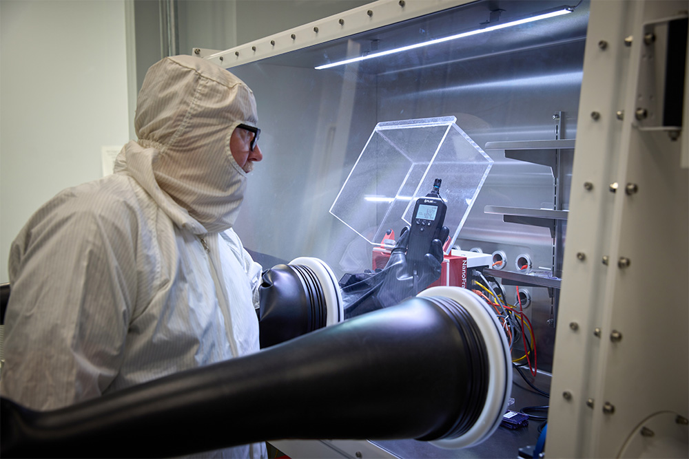 EM57_Clean_Room_Glove_Box