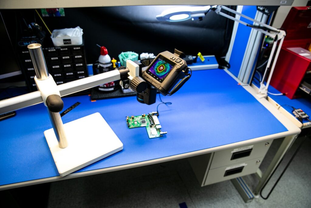 flir-research-studio-t865_on_microscope_stand