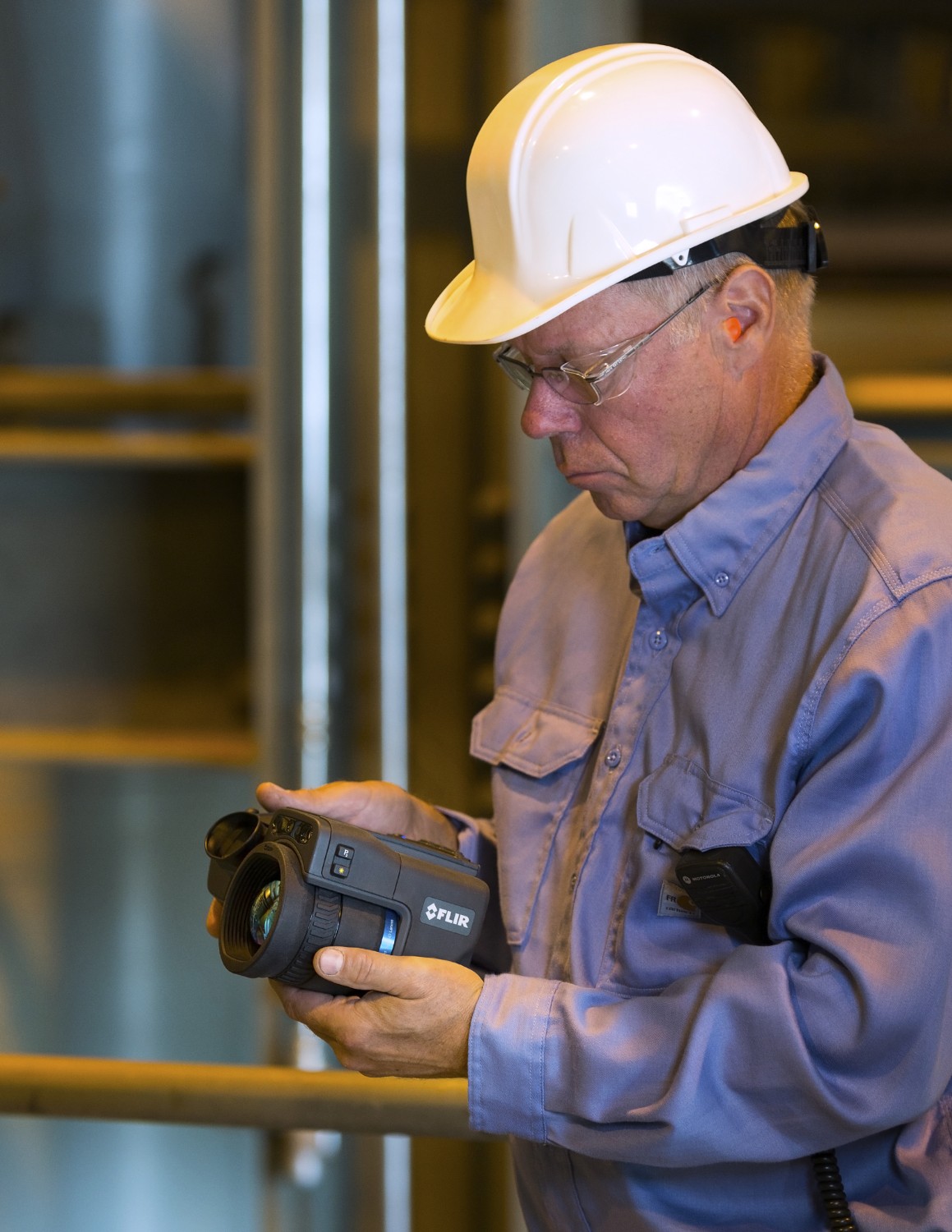flir-t1k-highend-waermebildkamera-checking-monitor