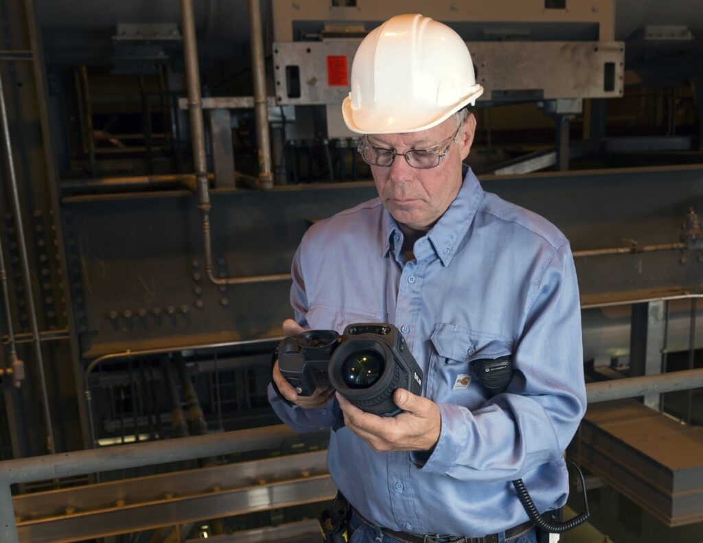 flir-t1k-highend-waermebildkamera-checking-monitor2