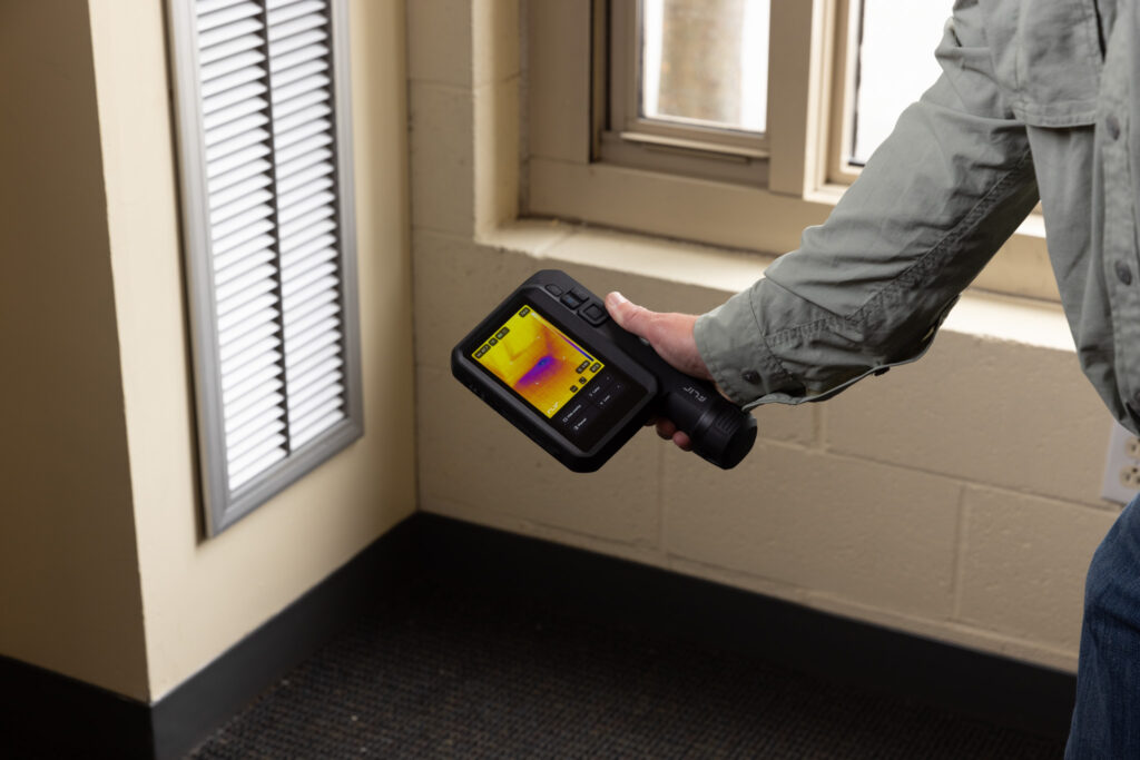 flir-ixx-app-building-moisture-leak-close-up